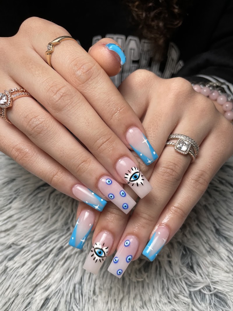 Fleur de Le's Nail & Hair Lounge